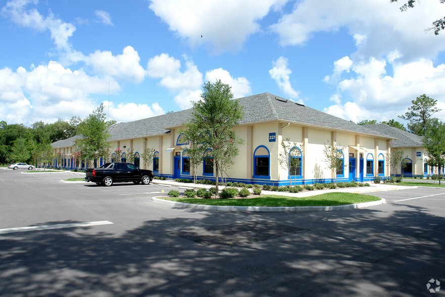 221 Strawberry Oaks Dr, Orange City, FL for lease - Primary Photo - Image 1 of 9