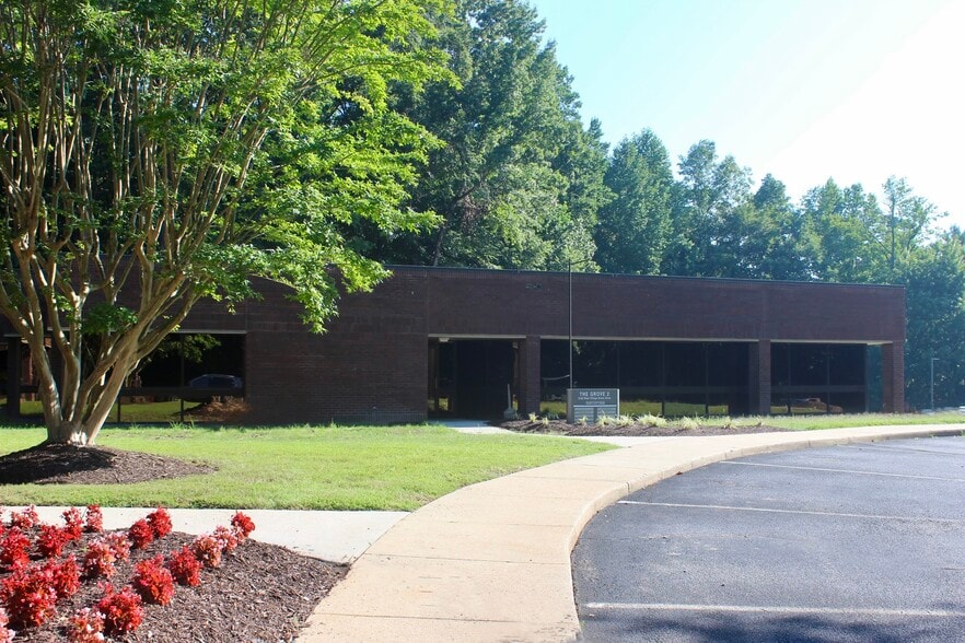 5102 W Village Green Dr, Midlothian, VA for lease - Building Photo - Image 1 of 5