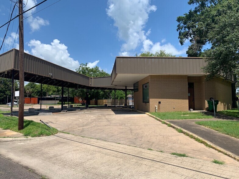 218 W Blum St, Alvin, TX for sale - Building Photo - Image 1 of 6