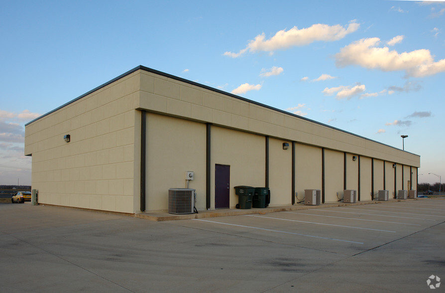 1402 W Grant Ave, Pauls Valley, OK for lease - Building Photo - Image 2 of 4