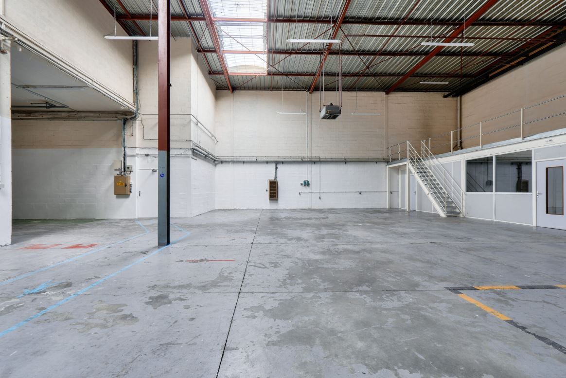Industrial in Trappes for lease Building Photo- Image 1 of 7