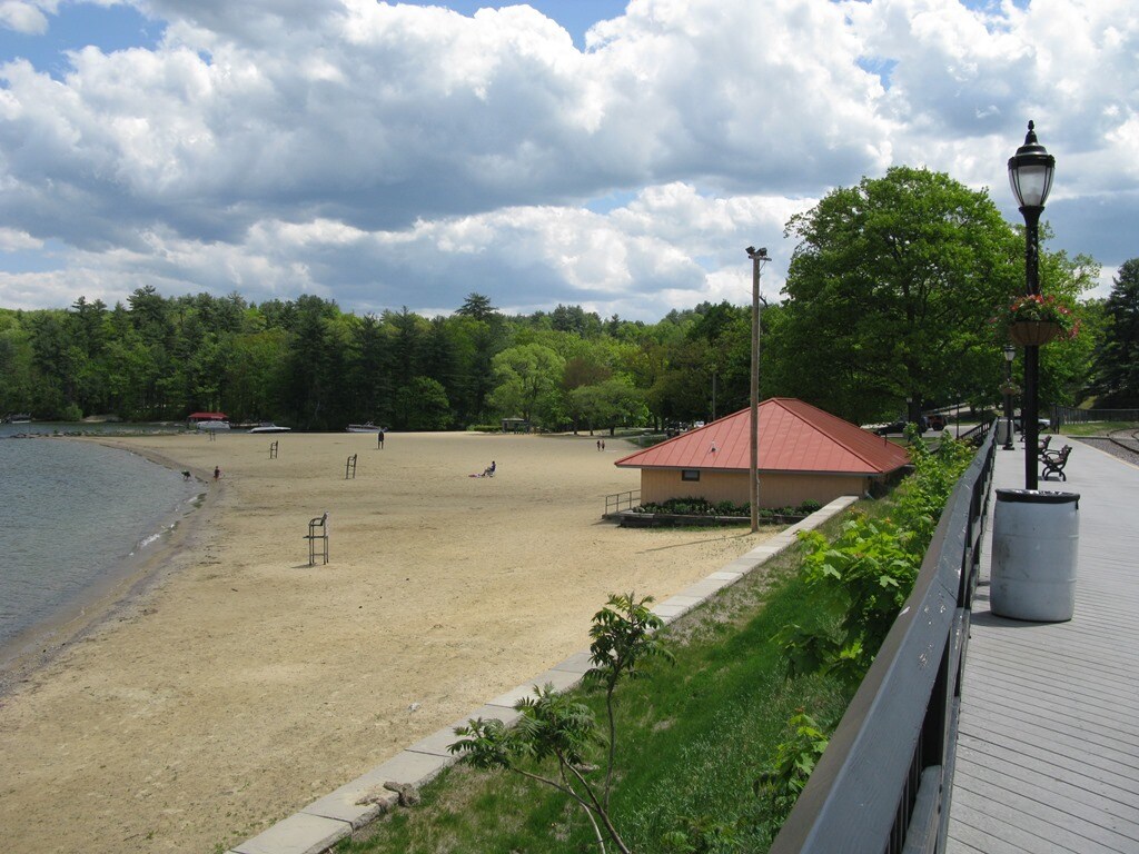 76 Endicott St N, Laconia, NH 03246