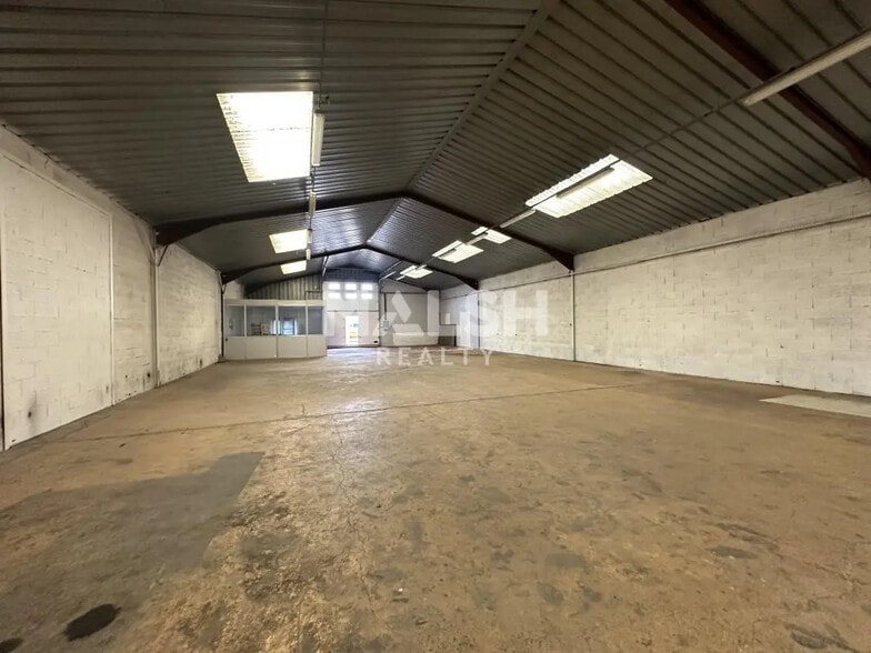 Flex in Trévoux for lease - Interior Photo - Image 1 of 4