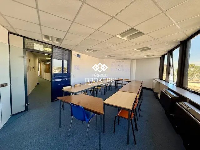 Office in Argenteuil for lease - Interior Photo - Image 2 of 2