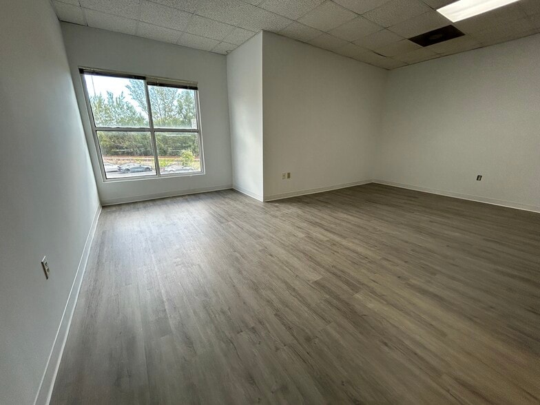 20101-20161 NE 16th Pl, Miami, FL for sale - Interior Photo - Image 3 of 84