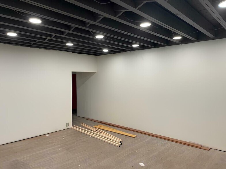 3552-3556 NE Sandy Blvd, Portland, OR for lease - Interior Photo - Image 2 of 4