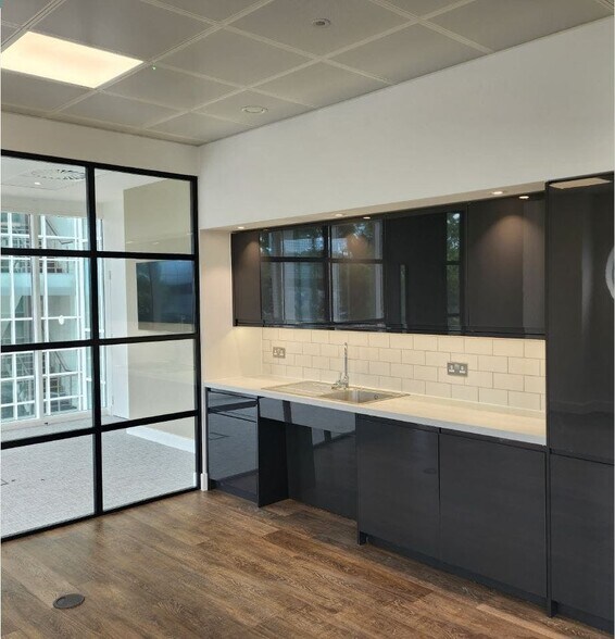 Fleming Way, Crawley for lease - Building Photo - Image 2 of 11