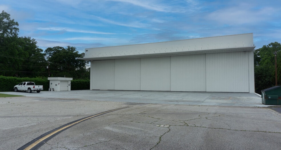4007 Clairmont Rd, Chamblee, GA for lease - Building Photo - Image 1 of 6