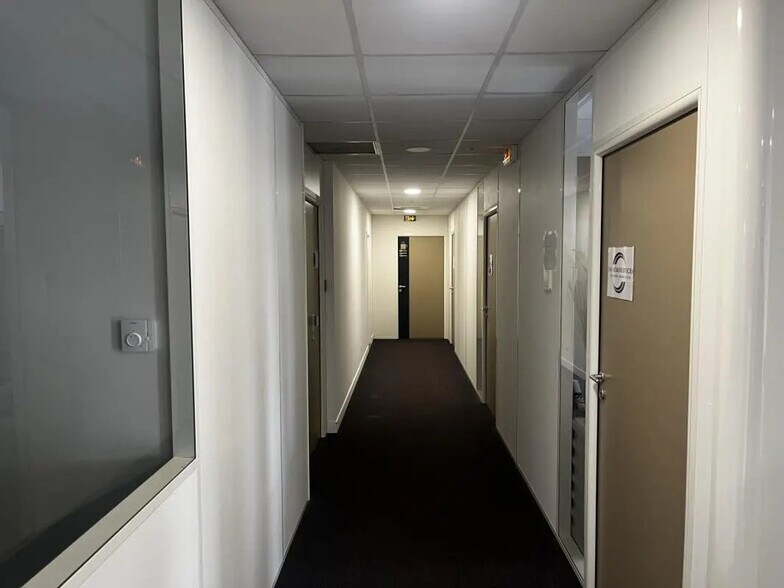 Office in Martillac for sale - Interior Photo - Image 2 of 12