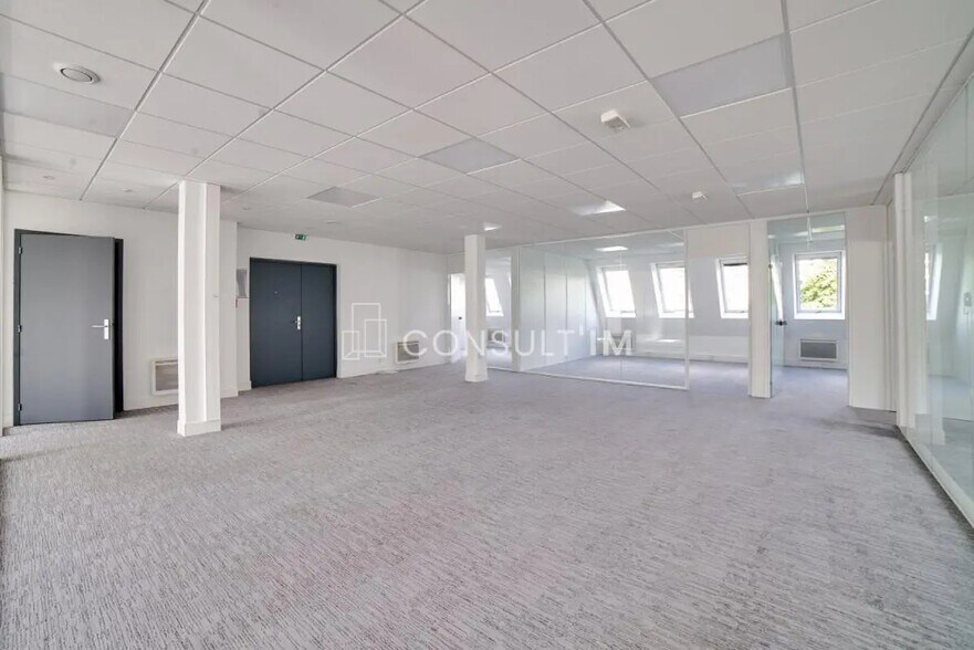 Office in Courbevoie for sale - Building Photo - Image 3 of 7