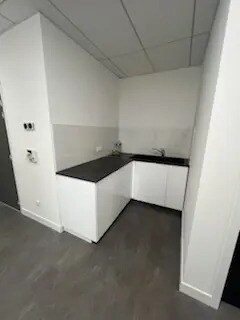 Office in Aubagne for lease - Interior Photo - Image 2 of 5