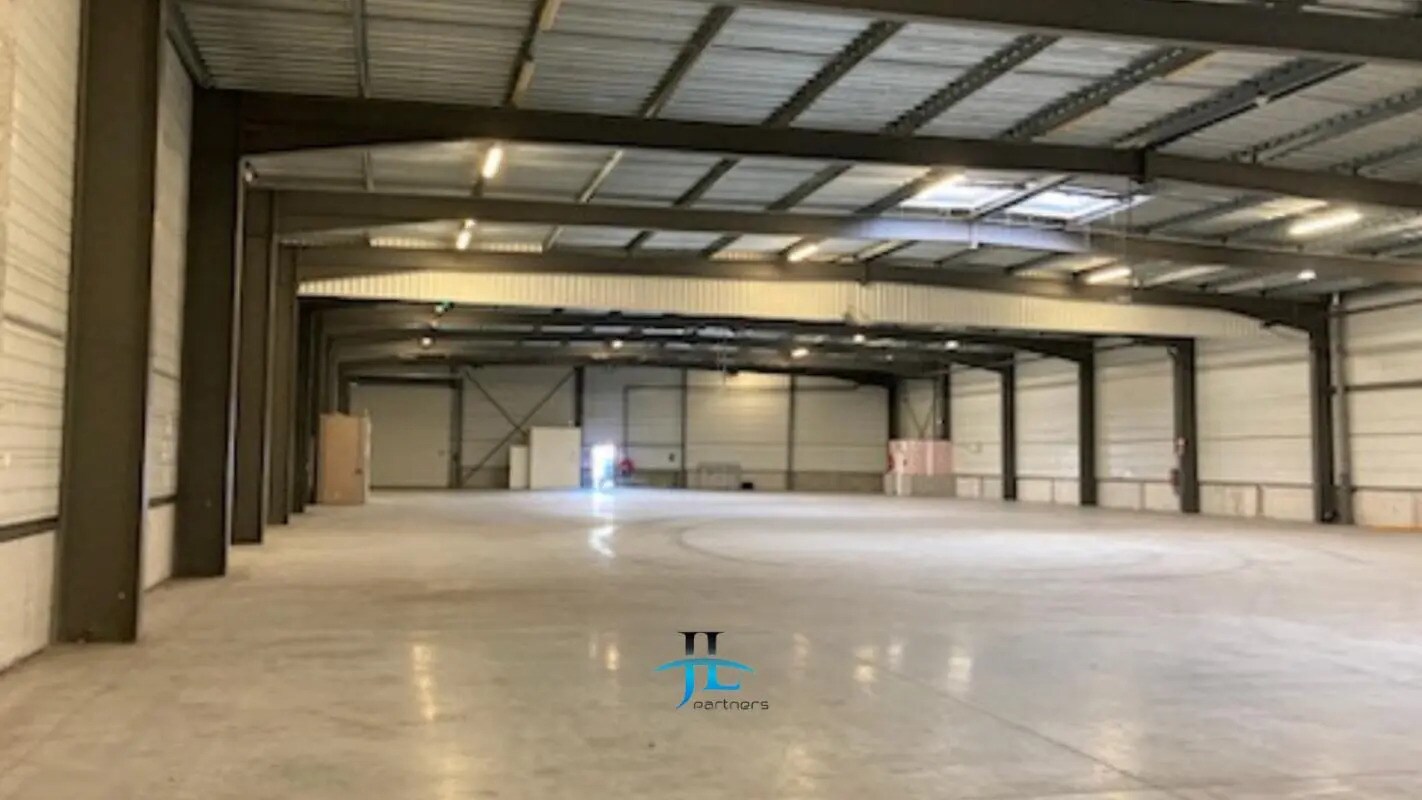 Industrial in Le Haillan for lease Interior Photo- Image 1 of 4