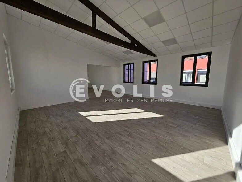 Office in Cachan for lease - Interior Photo - Image 2 of 14