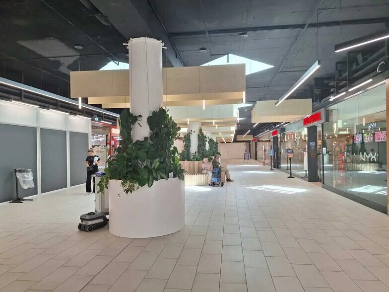 Retail in Bordeaux for lease - Building Photo - Image 2 of 5