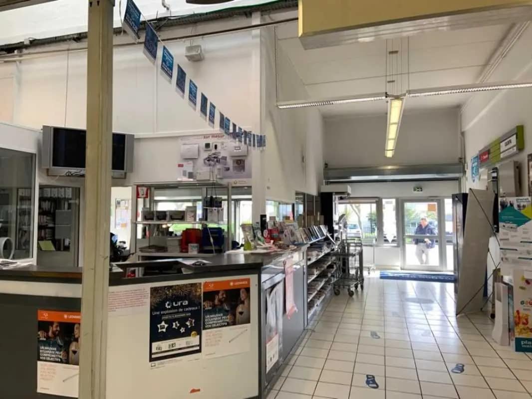 4 Rue Albert Einstein, Trappes for lease Interior Photo- Image 1 of 2