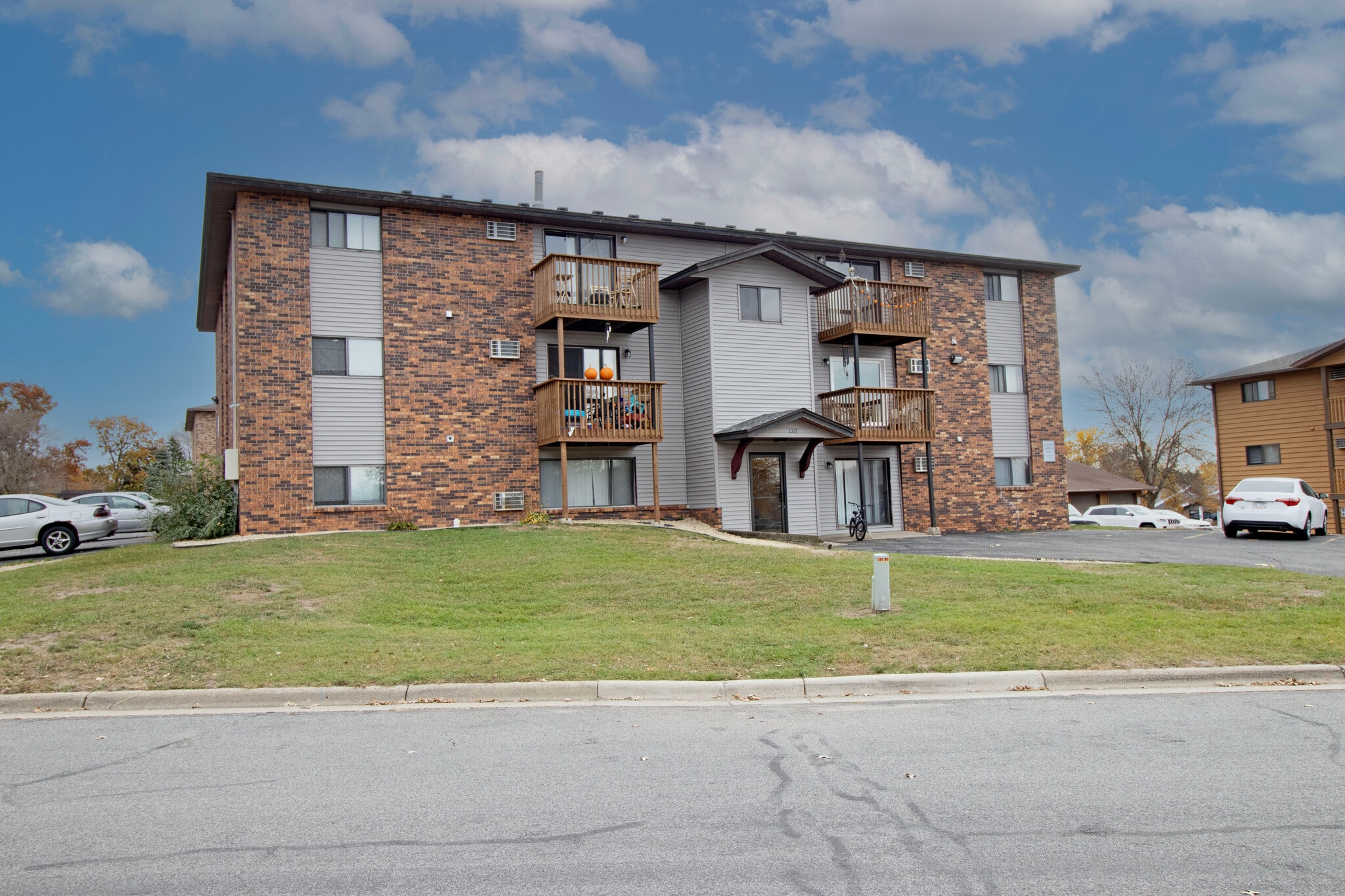 1317 13th Street Cir, Sauk Rapids, MN for sale Primary Photo- Image 1 of 1