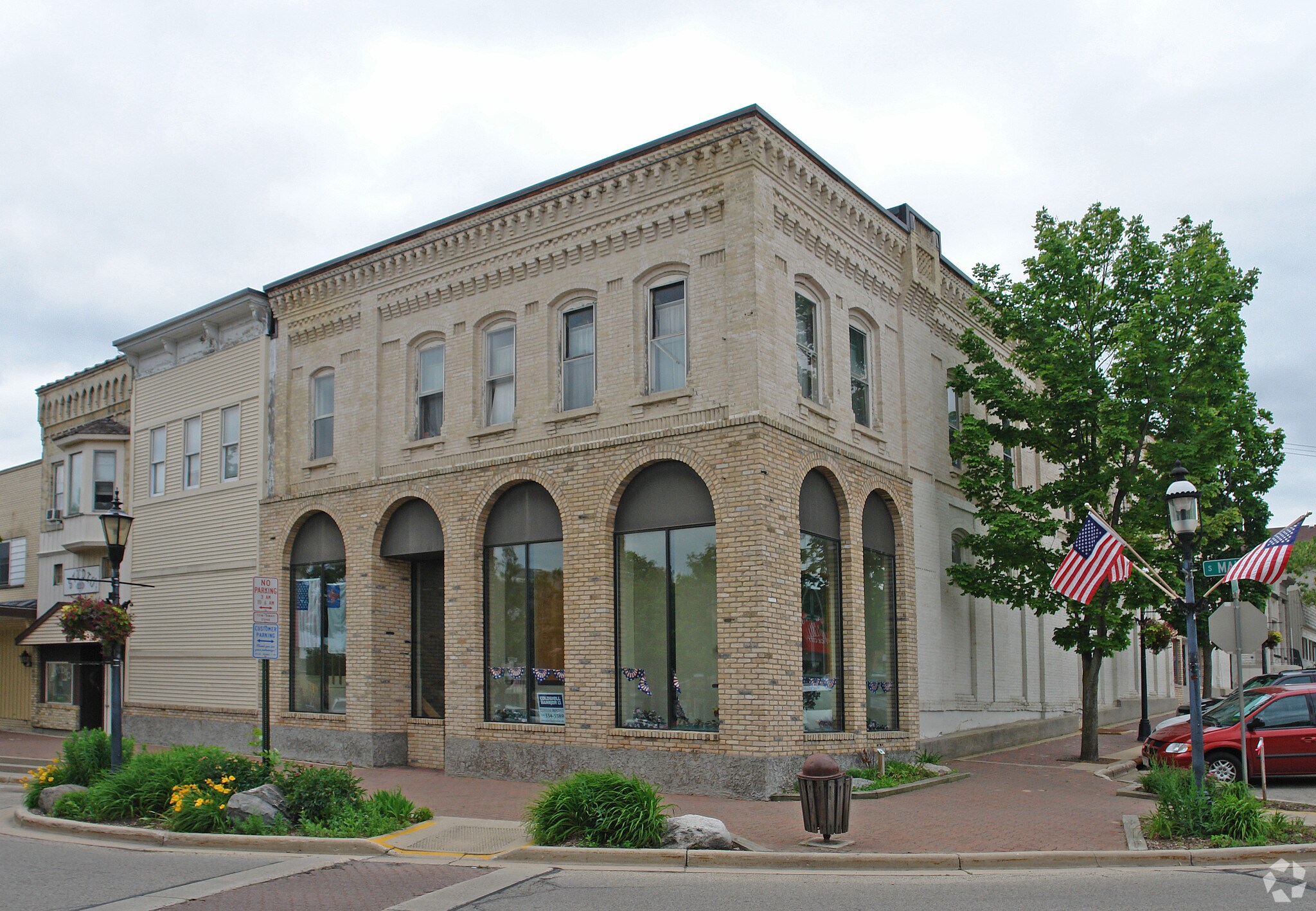 102 S Main St, West Bend, WI for sale Primary Photo- Image 1 of 1