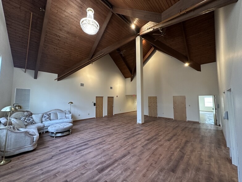 126 Spurwink Ave, Cape Elizabeth, ME for lease - Interior Photo - Image 2 of 18