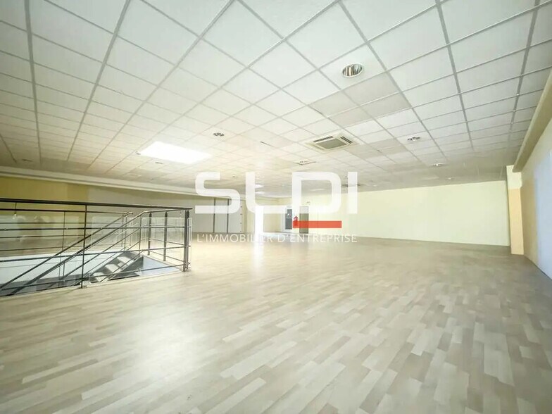 Retail in Valence for lease - Interior Photo - Image 3 of 7