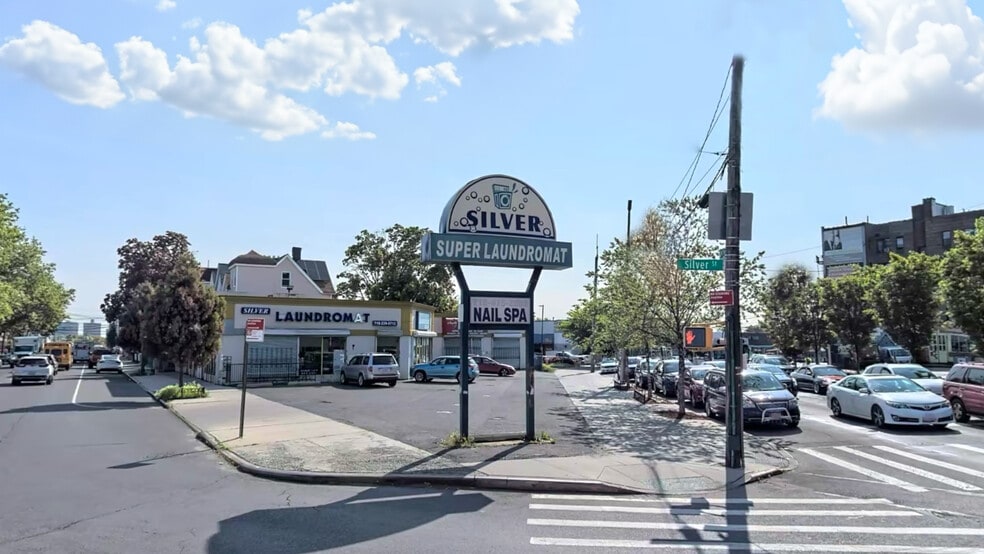 2601 E Tremont Ave, Bronx, NY for lease - Building Photo - Image 3 of 4