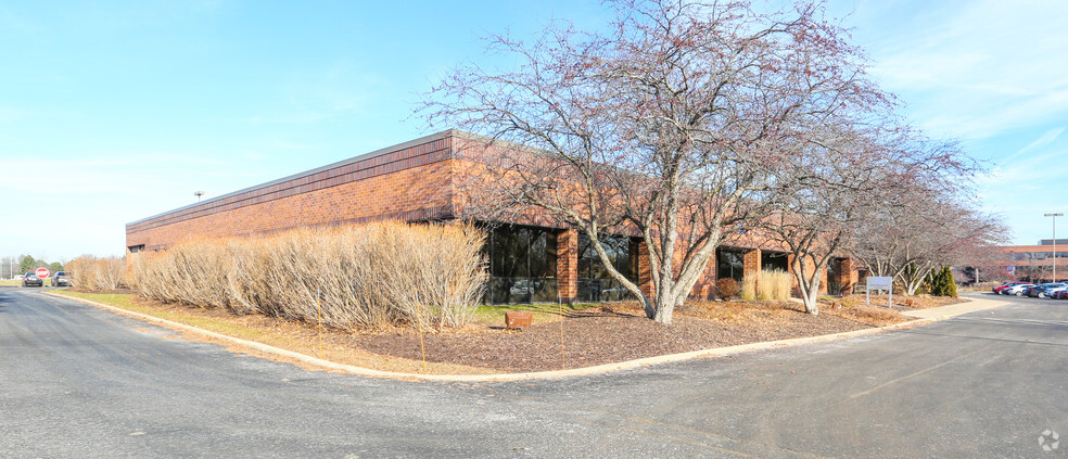 11400 W Lake Park Dr, Milwaukee, WI for lease - Building Photo - Image 2 of 6