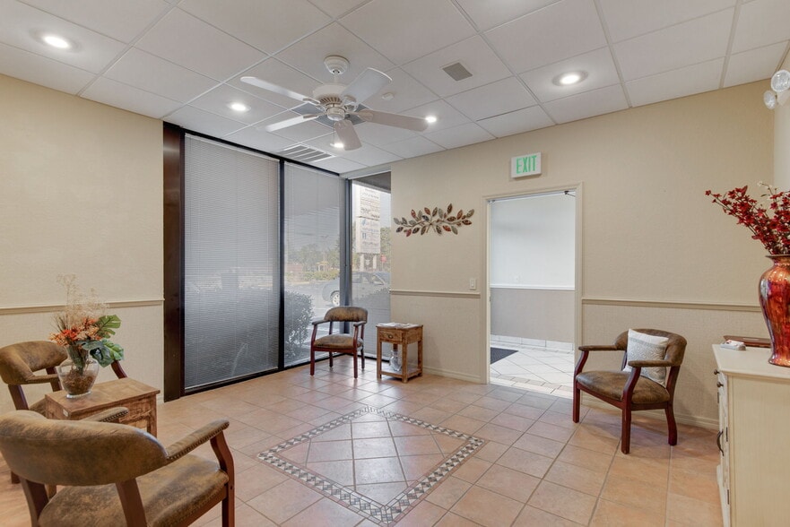 9020 Rancho del Rio Dr, New Port Richey, FL for lease - Interior Photo - Image 2 of 12