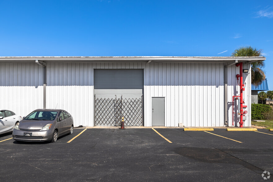 2363 Industrial Blvd, Sarasota, FL for lease - Building Photo - Image 3 of 10