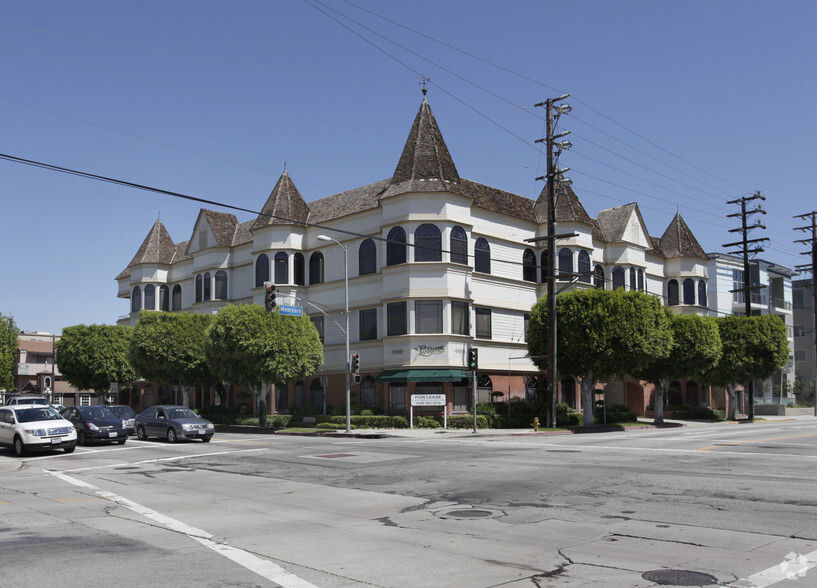 4400 Coldwater Canyon Ave, Studio City, CA for lease - Primary Photo - Image 1 of 6