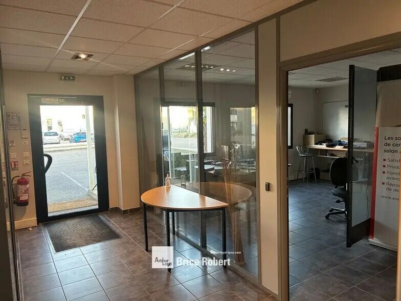 Office in Saint-Priest for lease - Interior Photo - Image 2 of 4