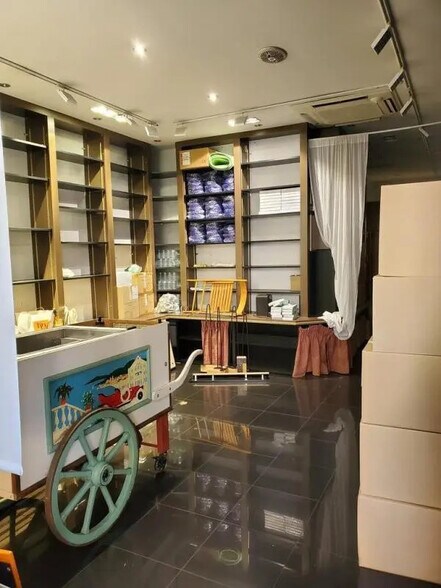 Retail in Bordeaux for lease - Interior Photo - Image 2 of 5