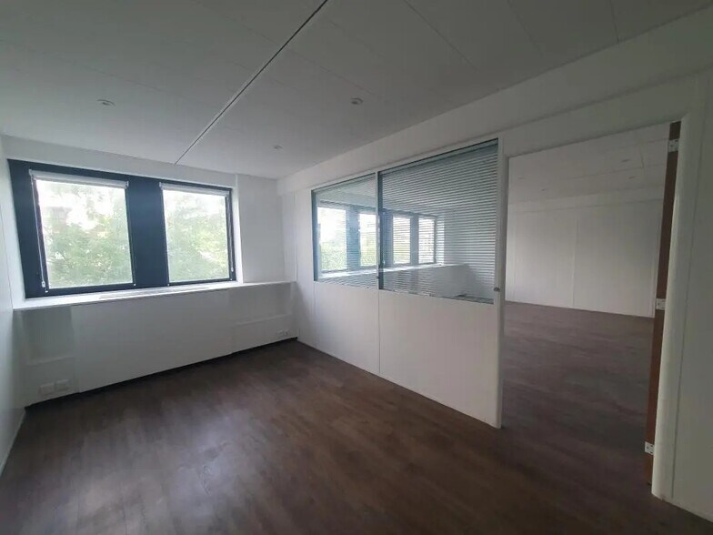 Office in Suresnes for lease - Building Photo - Image 3 of 7