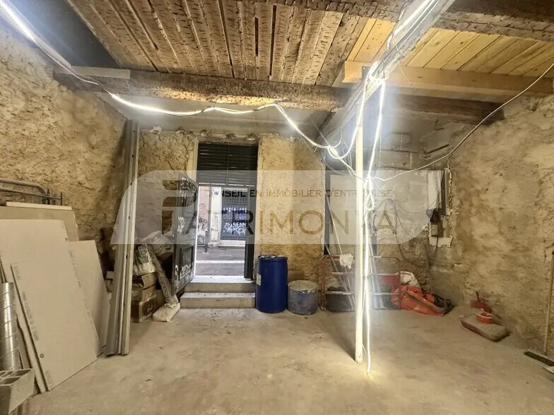 Retail in Marseille for lease - Interior Photo - Image 2 of 3