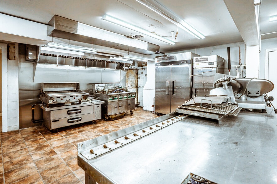 20805 Seminary St, Hollow Rock, TN for lease - Interior Photo - Image 3 of 25