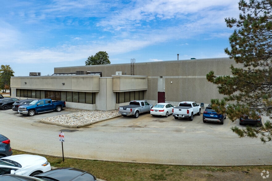 7381 Pacific Cir, Mississauga, ON for sale - Building Photo - Image 2 of 4