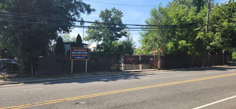 122 Bellerose Ave, East Northport, NY for sale - Building Photo - Image 1 of 1