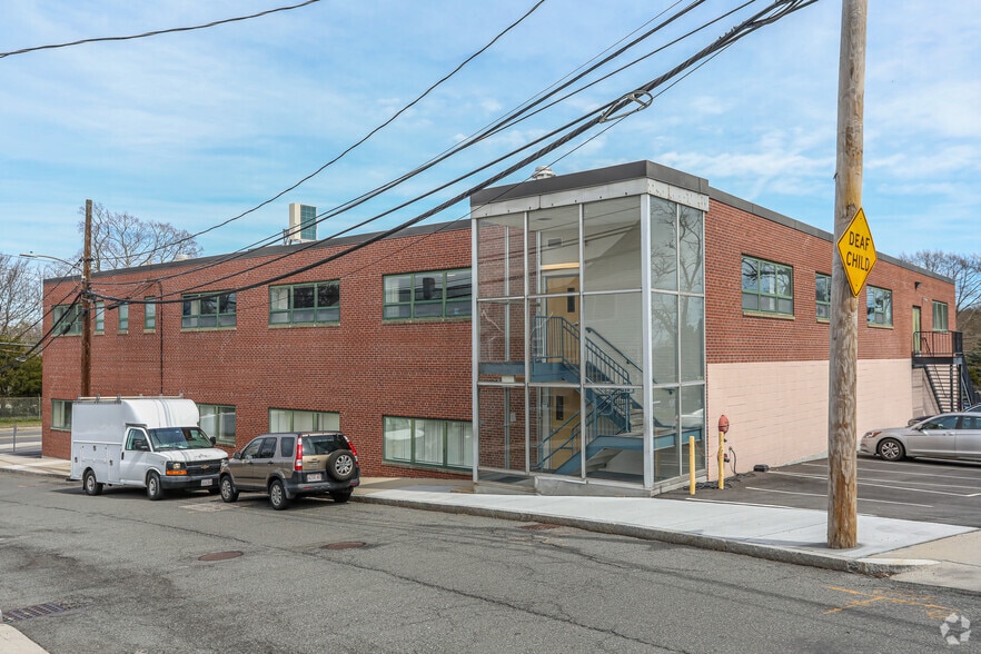 149 Grove St, Watertown, MA for lease - Building Photo - Image 2 of 4