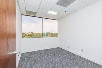 1900 Glades Rd, Boca Raton, FL for lease Interior Photo- Image 2 of 6