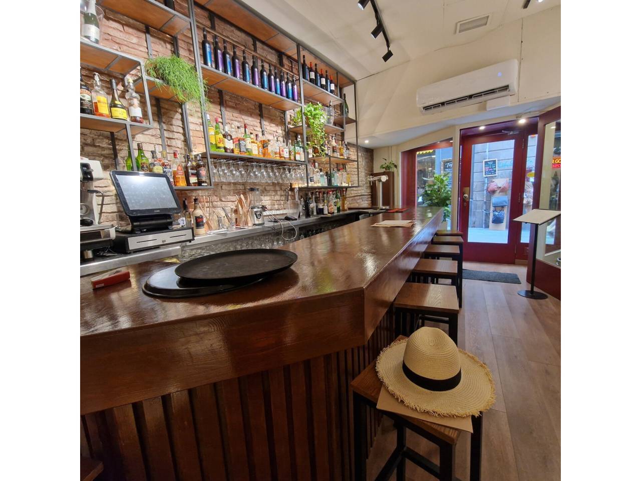 Retail in Barcelona, Barcelona for lease Interior Photo- Image 1 of 6