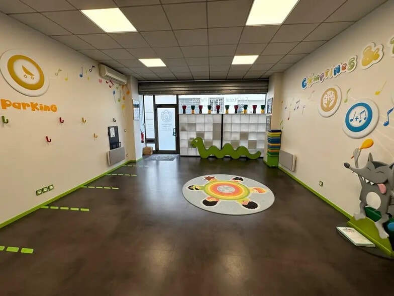 Retail in Lyon for lease - Interior Photo - Image 3 of 3