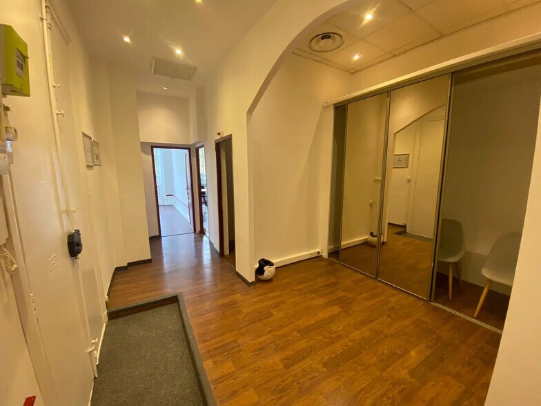 Office in Marseille for lease - Interior Photo - Image 2 of 8