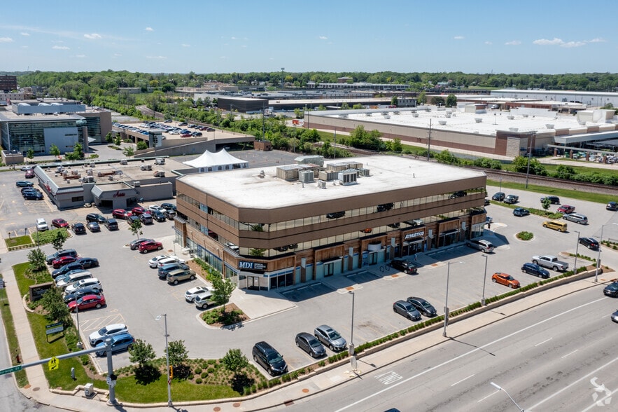 3077 N Mayfair Rd, Wauwatosa, WI for lease - Building Photo - Image 3 of 17