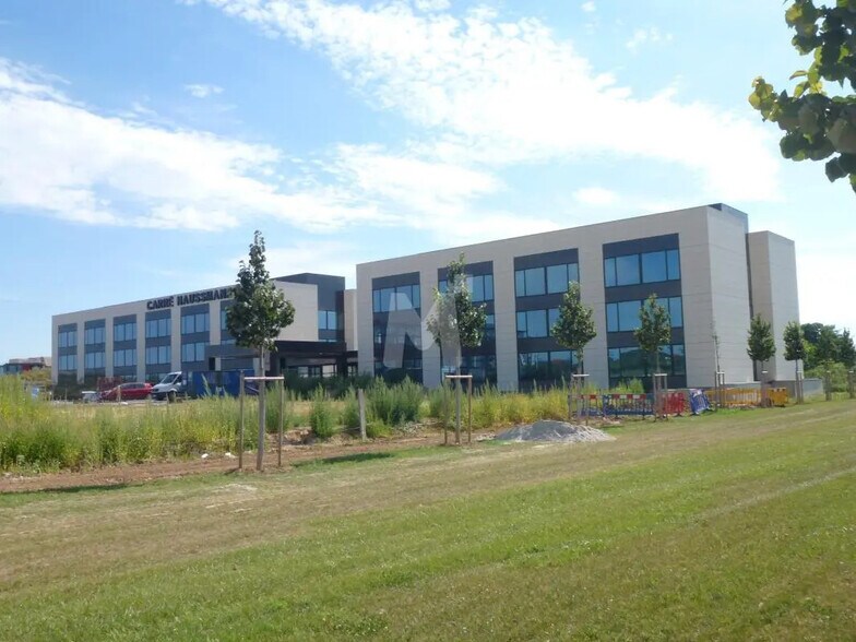 Office in Lieusaint for lease - Building Photo - Image 2 of 11