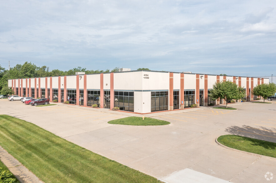 4154-4180 NW Urbandale Dr, Urbandale, IA for lease - Primary Photo - Image 1 of 8