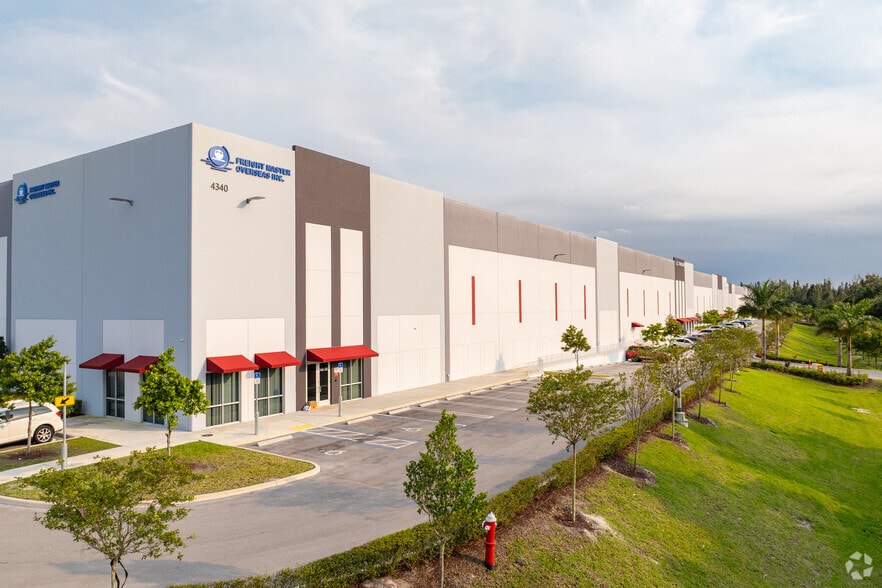 4340 W 104 St, Hialeah, FL for sale - Primary Photo - Image 1 of 1