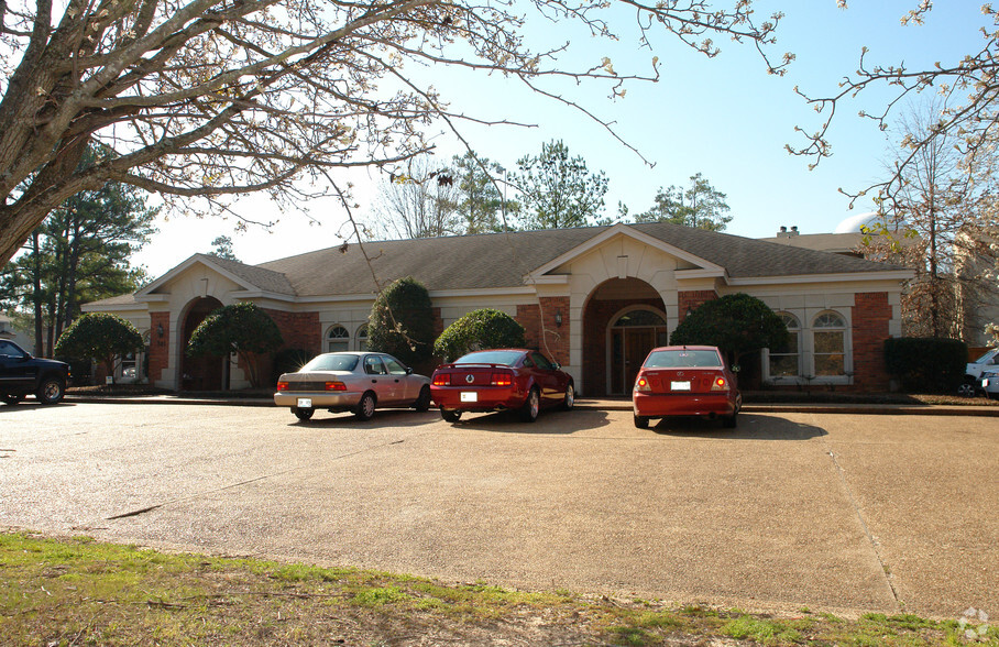 385 Edgewood Terrace Dr, Jackson, MS for sale - Primary Photo - Image 2 of 12