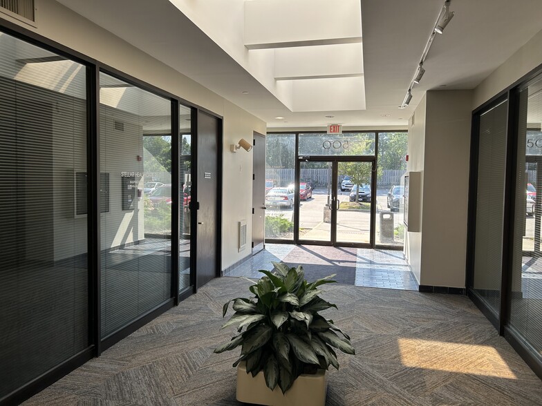 60 Revere Dr, Northbrook, IL for lease - Interior Photo - Image 3 of 15