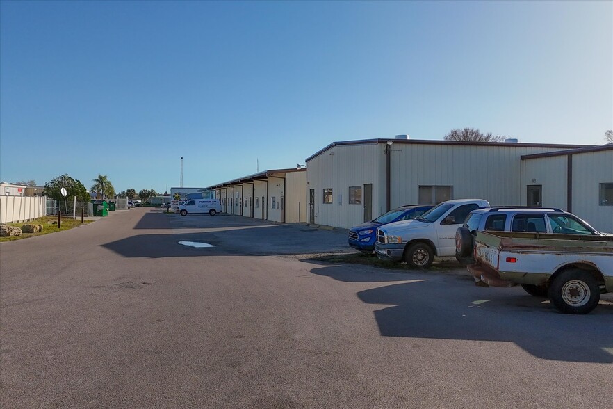 5639-5651 Lawton Dr, Sarasota, FL for lease - Building Photo - Image 1 of 16