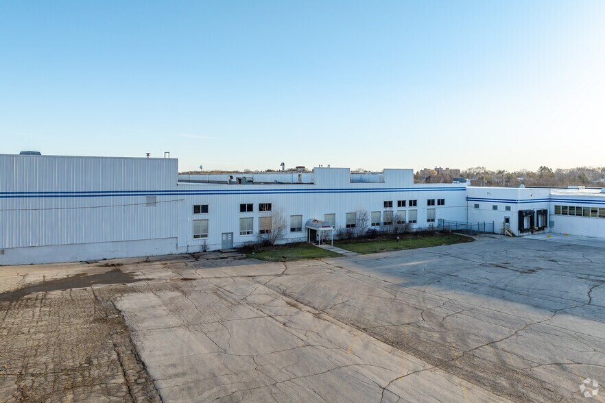 500 N Spring St, Port Washington, WI for lease - Primary Photo - Image 1 of 6