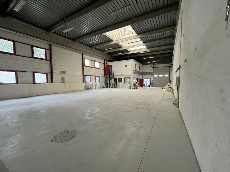 Flex in Bondy for lease - Interior Photo - Image 2 of 9