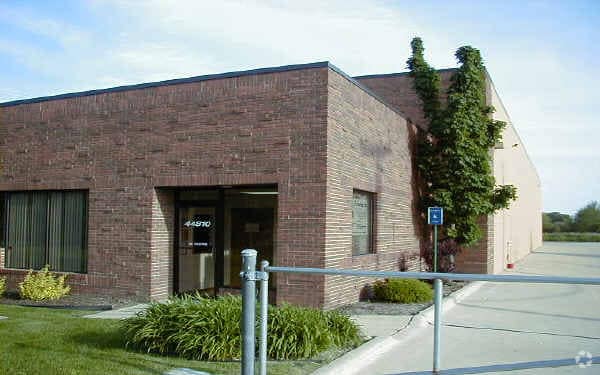 44810 Vic Wertz Dr, Clinton Township, MI for lease - Primary Photo - Image 1 of 8